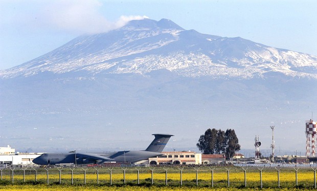 La NATO amplia Sigonella, l’Aeronautica espropria, la Procura indaga e i privati incassano